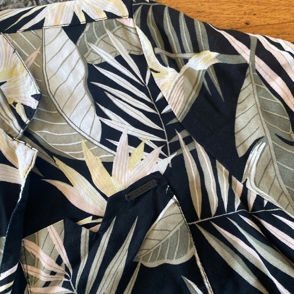 Volcom Gen Wow Short-Sleeve Tropical Button Down Shirt Women's Size Small - Picture 8 of 12